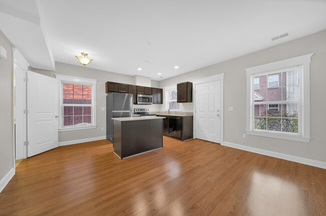 Photo - 702 E Ferry St Townhome