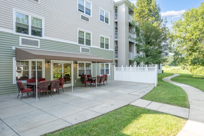 2BR, 1BA - 910SF