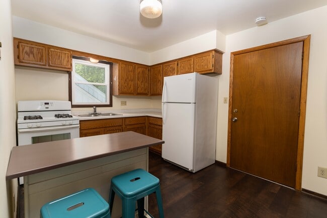 Building Photo - 2114 S 96th St Unit 2114