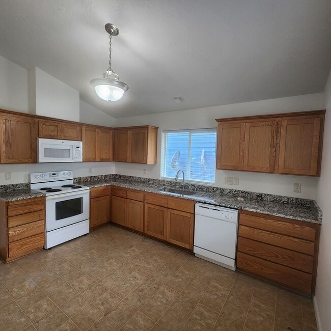 Photo - 3 Bedroom House Available in Quiet Astoria...