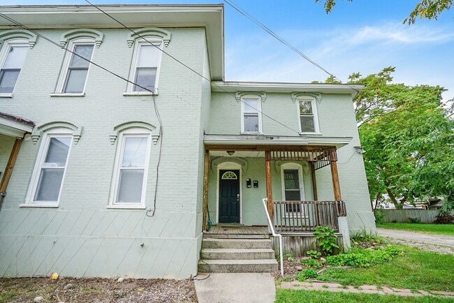 Building Photo - Adorable and Spacious Upper One Bedroom on... Rental