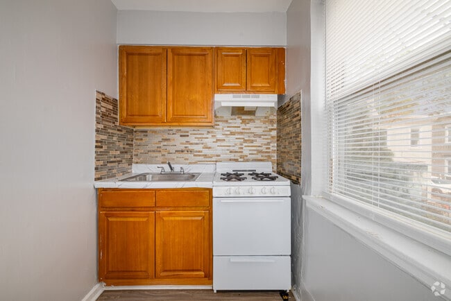 1BR, 1BA - 575SF - Kitchen