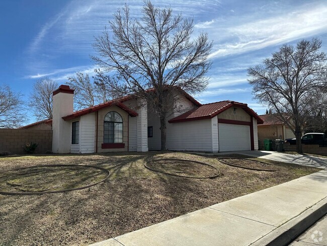 Building Photo - SPACIOUS NEWLY RENOVATED 3BED2BATH HOME WI...