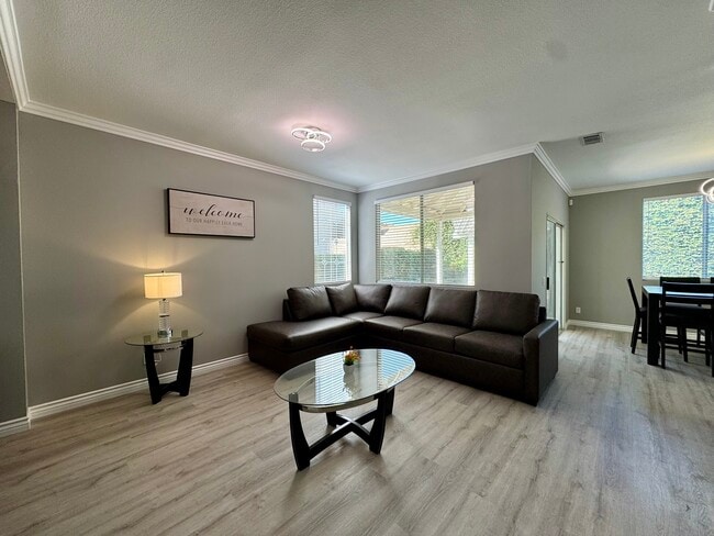 Sala de estar (parte trasera de la casa) - 16224 Chadwick Ct