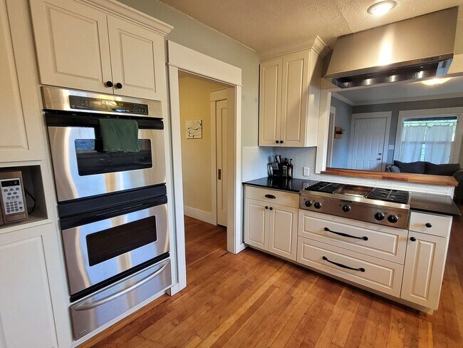 Photo - Charming Bungalow In the Heart of Downtown... Casa