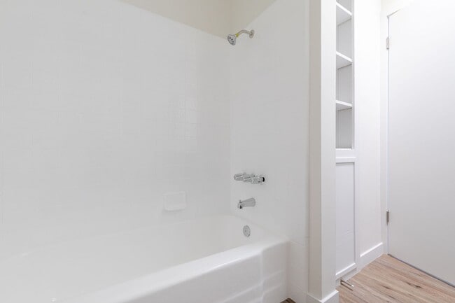 Photo - 1 & 2 Bedroom Apartment in KoreaTown, Los Angeles with Balcony