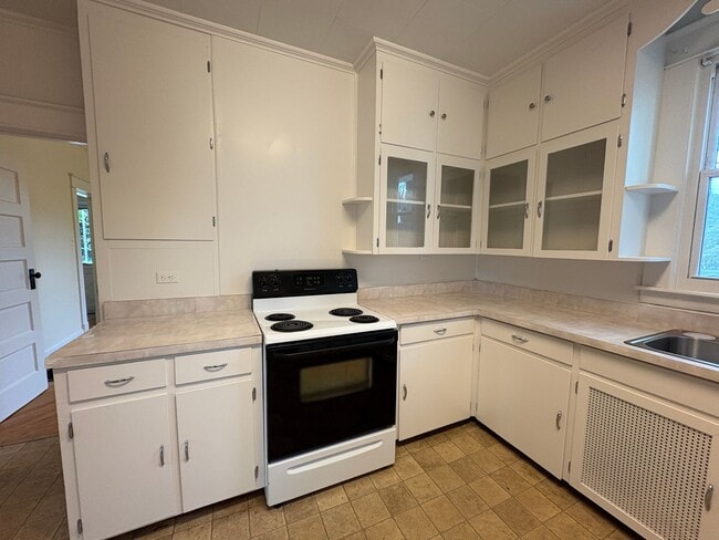 Photo - Spacious 2-3 bedroom house! Located on sid...