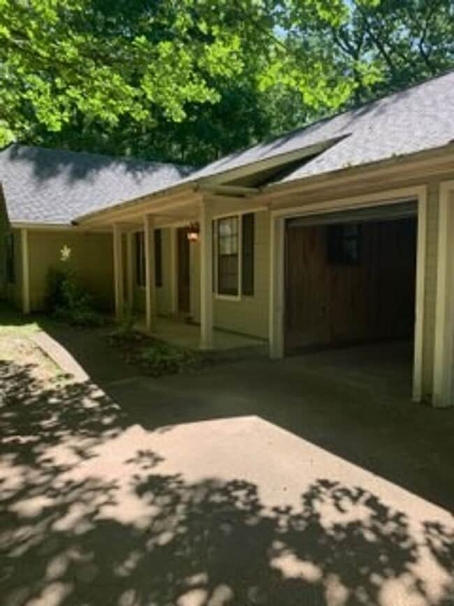 Photo - Britton Dr. - 4 Bedroom / 2 Bath House with Large Yard!!