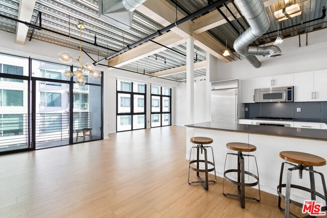 Building Photo - 330 W 11th St Unit 607