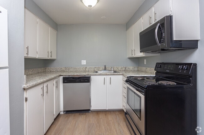 1BR, 1BA - 1st Floor with W/D 710SF - Kitchen