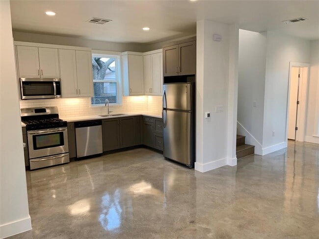 Photo - 3502-3502 Neal St