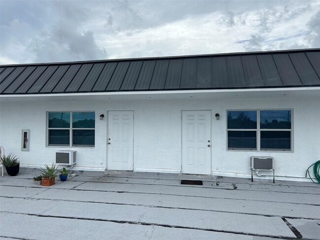 Building Photo - 800 NE 13th St Unit 6