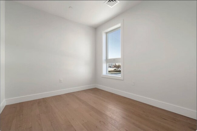 Photo - 305 Border St