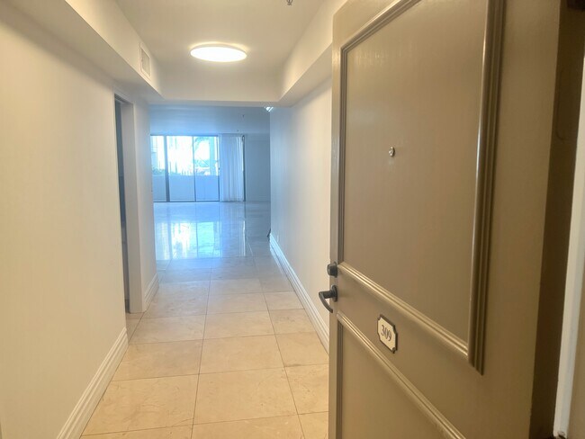Entrance - 10660 Wilshire Blvd Unit 309