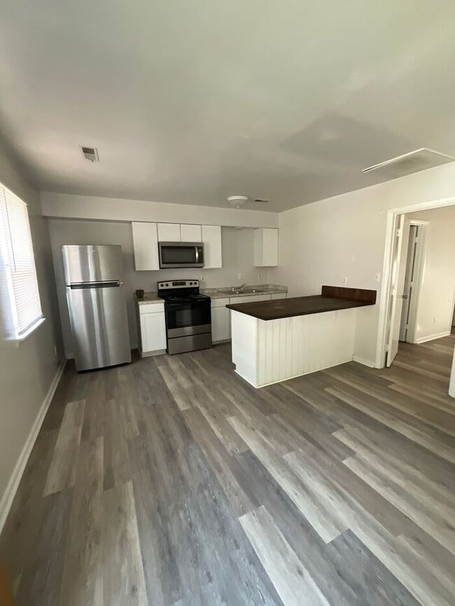 Quiet One Bedroom Apartment off Rodman Ave