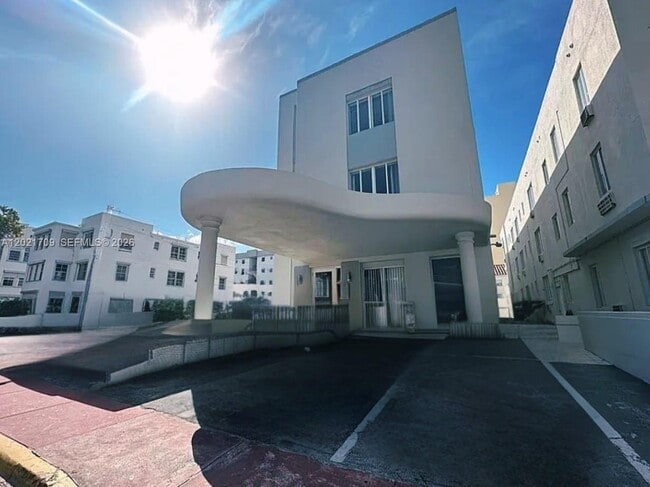 Building Photo - 3700 Collins Ave Unit S-306