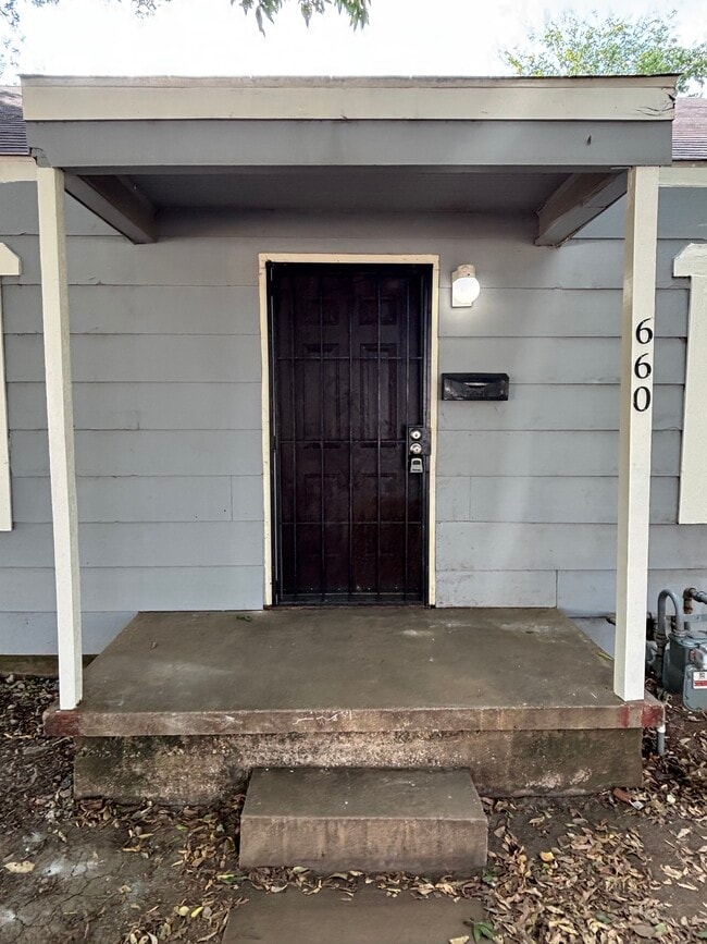 660 E 26th Pl N