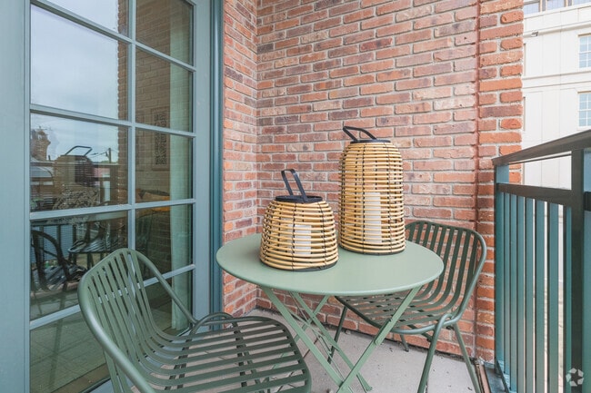 2BR, 2BA - 1,038SF - Balcony