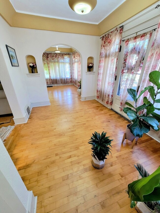 Entrada principal - 615 N Lawe St