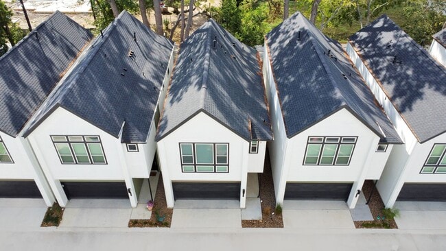 Photo - 1107 Highland Square Ln