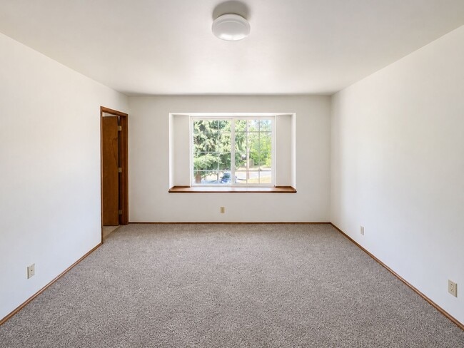 Photo - 1817 NW Mulholland Blvd