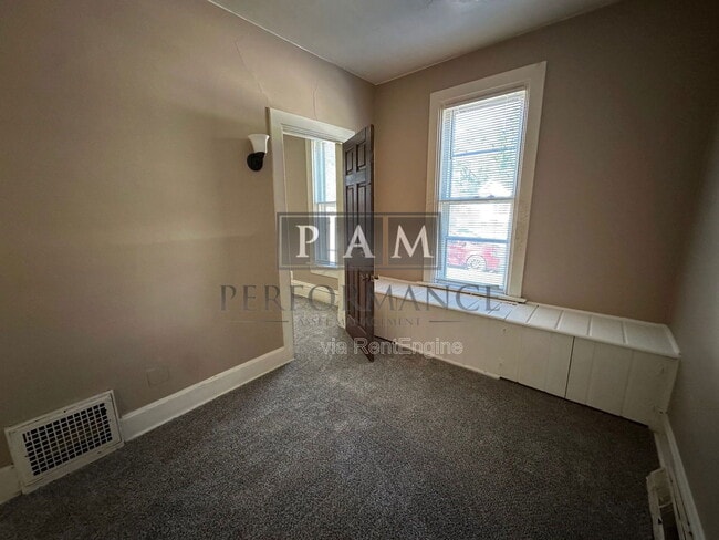 Photo - 823 Yout St