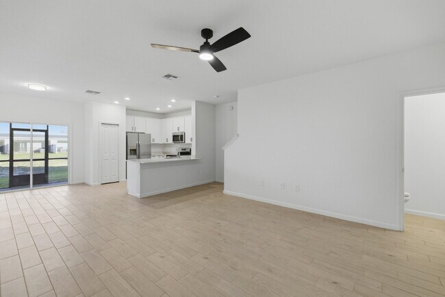 3-Bedroom Oak Hammock Townhome – Internet Included!