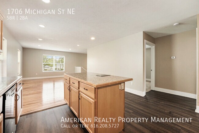 Photo - 1706 Michigan St NE
