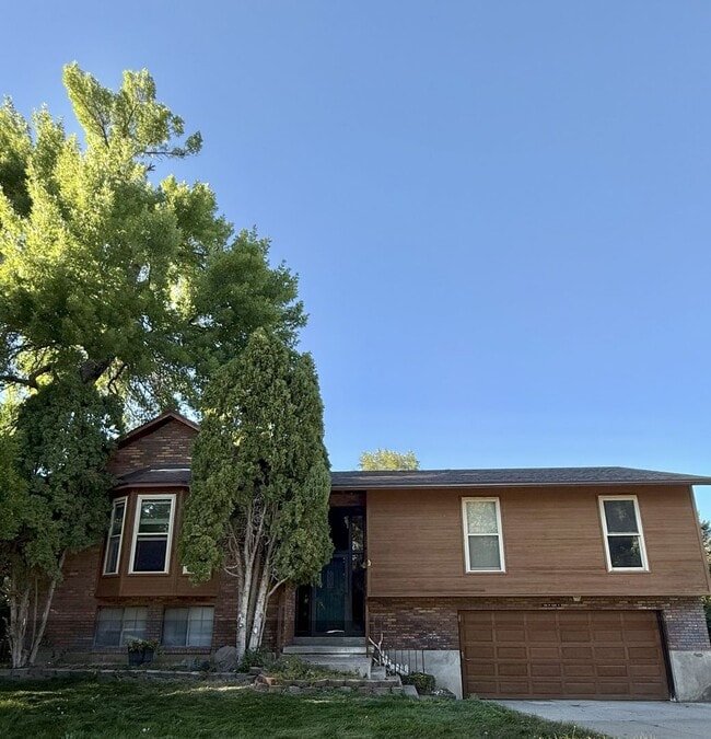 Building Photo - 4 Bed / 3 Bath Home for Rent in Riverdale,...
