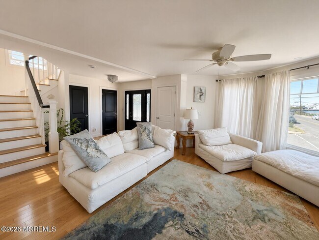 Photo - 550 Whiting Ave