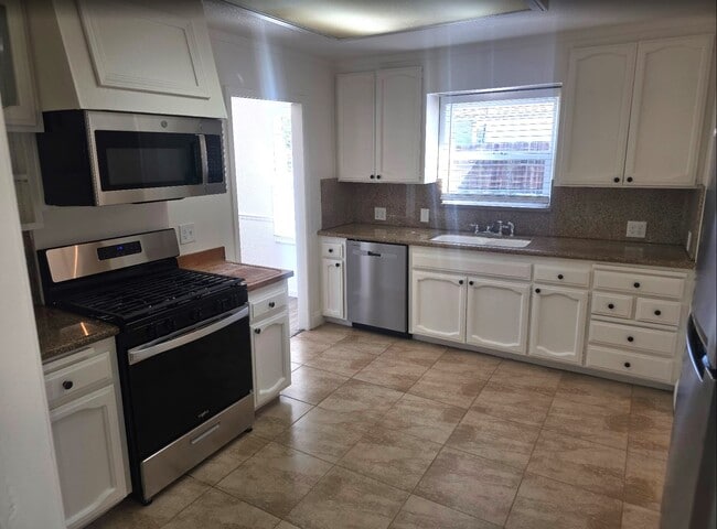 Building Photo - 619 W 15th St Rental