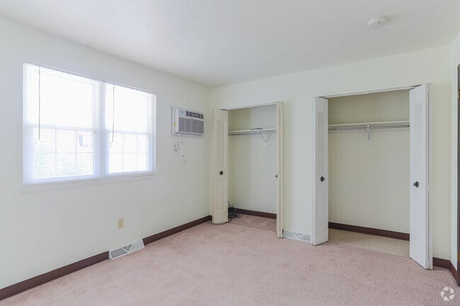 2BR, 1.5BA - 930 SF