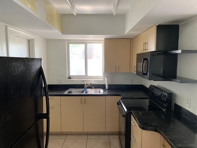 Building Photo - 2624 NE 32nd St Unit 104