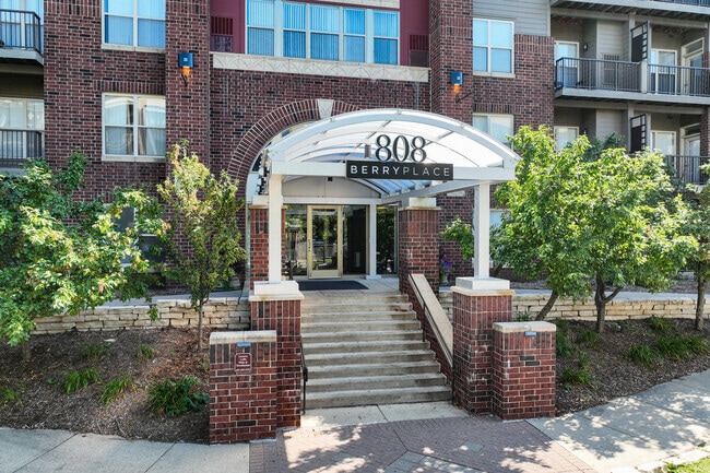 Entrada - 808 Berry Place