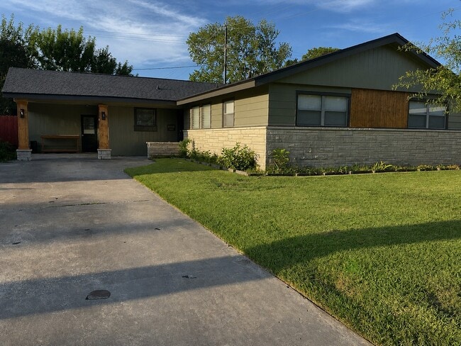 Building Photo - 1008 Wright Blvd