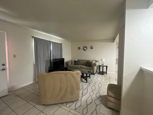 Building Photo - All Bills Paid/ Fully Furnished Rental