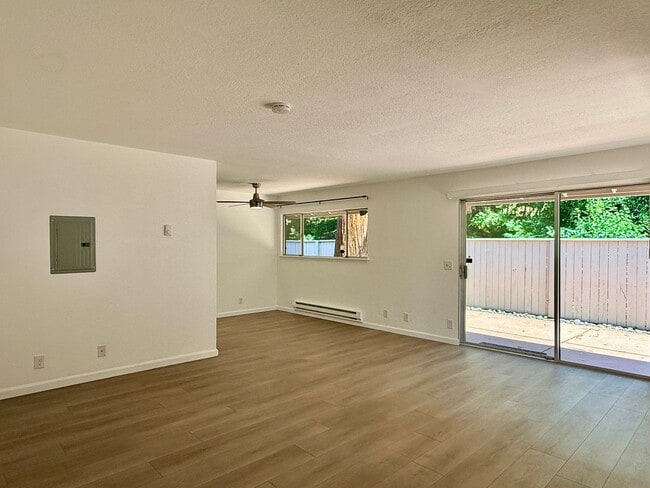 Building Photo - Updated 1 Bedroom Condo with Oversized Private Patio in Prime Mountain View Location