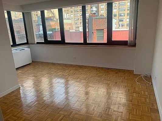 Building Photo - "Charming 1-Bedroom Sanctuary in Prime NYC Location!"