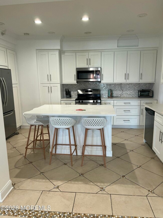 121 Riviera Dr