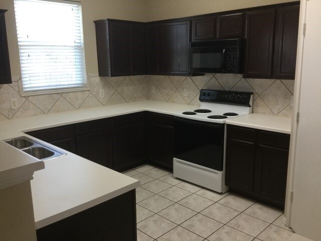 Photo - 1112 Roundhouse Dr