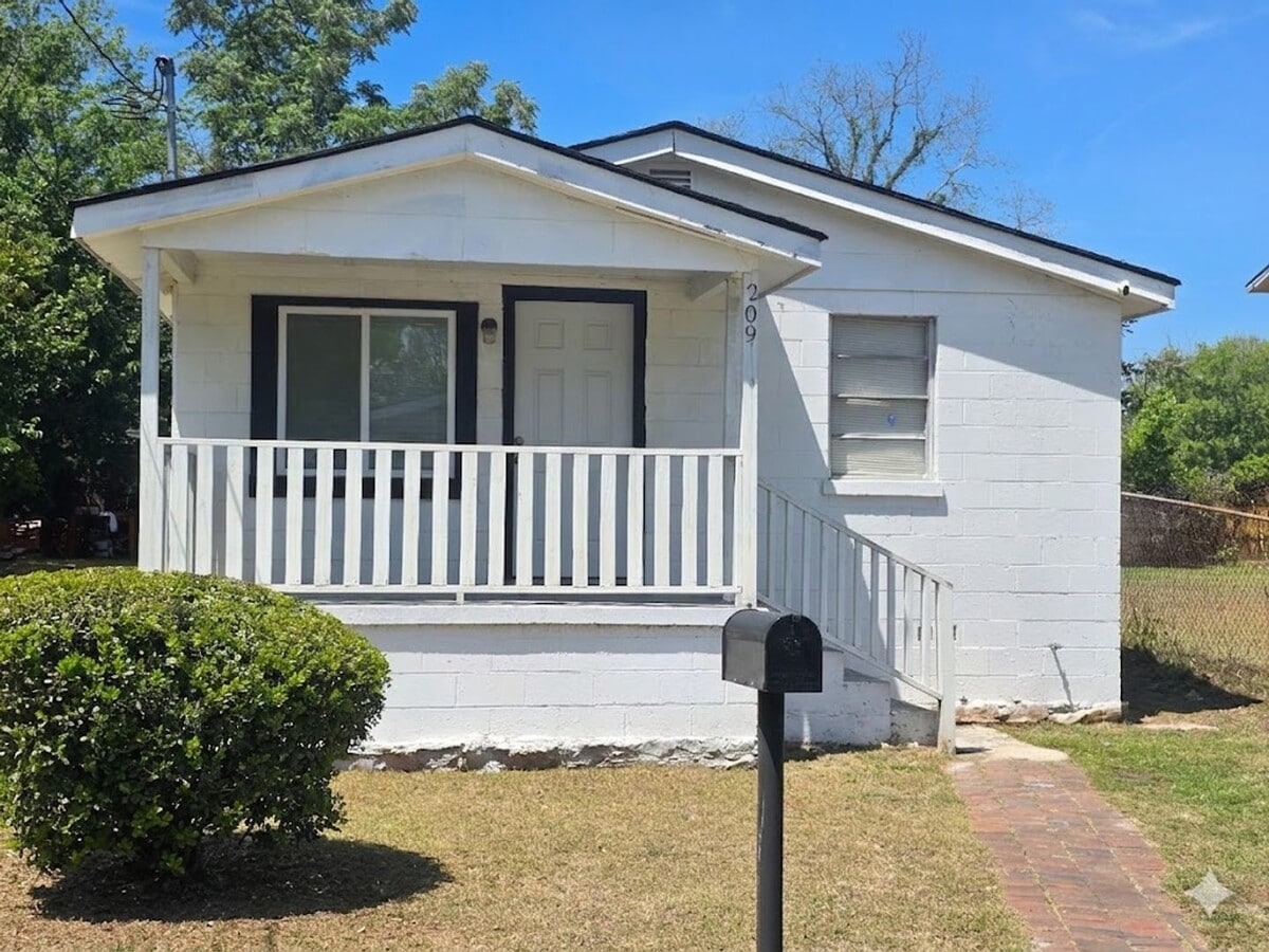 Photo - 209 Baker St