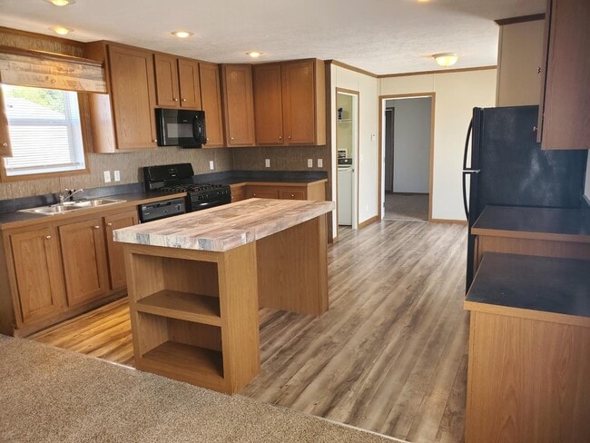 Building Photo - 100 Quail Ct