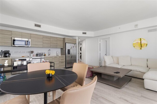 Photo - 121 NE 34th St Unidad 2109