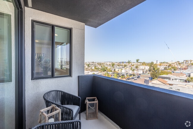 2BR, 2BA - 783SF - Balcony