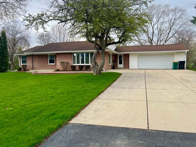 Building Photo - 211 Luisita Rd