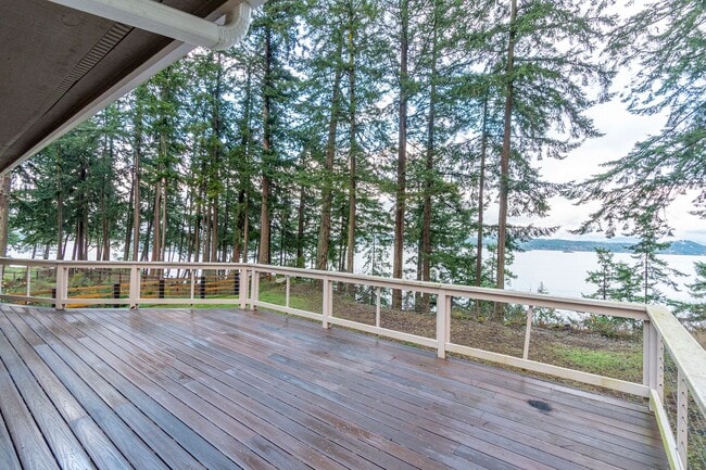 Building Photo - 3 Bedroom 2.5 bathroom nestled in woods with water view