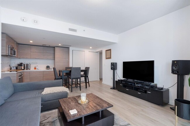 Photo - 1300 S Miami Ave Unidad 2807