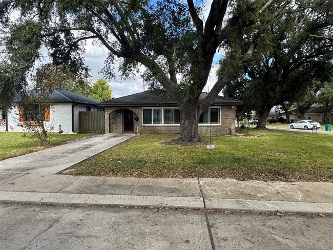 Photo - 702 Robin Cir