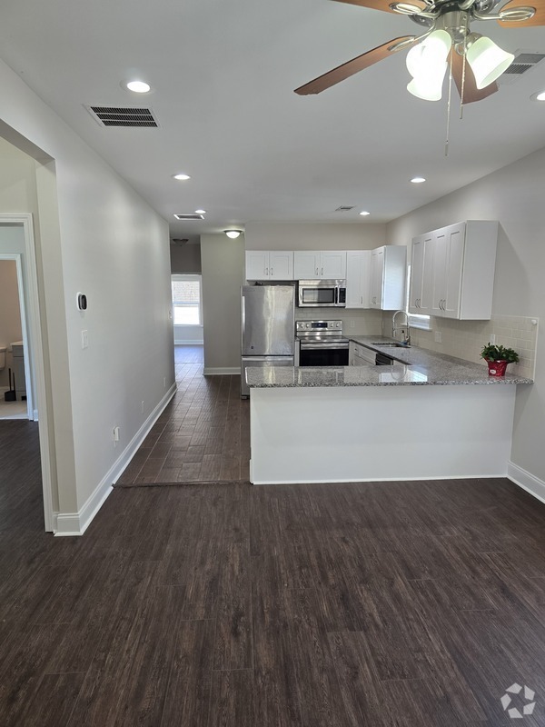 Building Photo - 841 North Avenue NW Rental