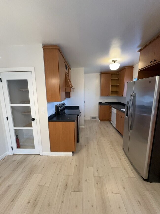 Photo - Spacious 4 bedroom house on a quiet North Ballard/Crown Hill  location